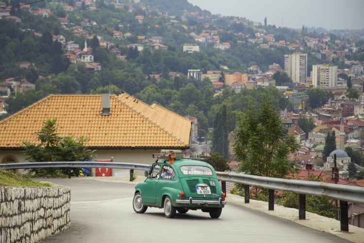 <p>Bosna Hersekli macera tutkunu Amor Camo, gezileriyle  yoldaşı arabasıyla dikkatleri üzerine çekti.</p>

<p>Hasbelkader başladığı ve 3 yıla 11 ülke sığdırdığı araba seyahatinde yolları ev, 1976 model klasik "Fiço" otomobilini kendine yoldaş edinen Bosna Hersekli macera tutkunu Amar Camo, gezileriyle adeta bir modern zaman "Evliya Çelebi"si olarak dikkat çekiyor. Klasik arabasının güzelliği ve yolların heyecan dolu dünyası Camo'yu son üç yıldır seyahat yapmaya itiyor.</p>
