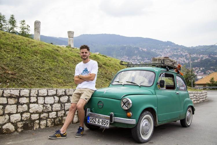 <p>Camo, Yeşil Fiçosu ile ilk uluslararası seyahatini üç yıl önce Bosna Hersek'ten İtalya'ya gerçekleştirdi. Bu gezi onun için bir dönüm noktası oldu. Klasik arabasının güzelliği ve yolların heyecan dolu dünyası onu kısa sürede adeta bir "modern zaman Evliya Çelebisi'ne dönüştürdü.</p>

