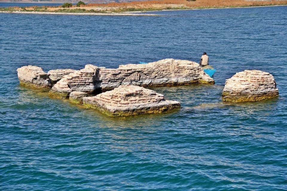 <p>Bugüne kadar yapılan kısıtlı su altı araştırmalarında 11. yüzyıla ait kalıntıların yoğunlukta olduğu ancak çevresindeki arkeolojik buluntulardan 4 bin yıl öncesine ait izler de barındırdığı tahmin edilen Batık Şehir'in UNESCO tarafından tescillenmesiyle bölgenin dalış turizmi açısından cazibe merkezi haline gelmesi bekleniyor.</p>

<p> </p>
