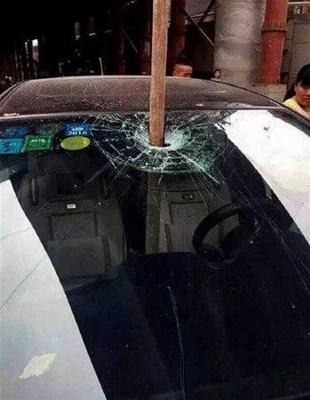 <p>Çin'de meydana gelen kazada tam anlamıyla bir mucize yaşandı.</p>

<p>Metal bir çubuk aracının ön tarafından girerek koltukların arasına saplandı.</p>
