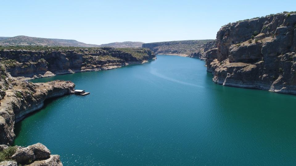 <p>Fırat Nehrinin çok uzun bir yolculuğunun bulunduğunu belirten Benek, mitolojide Fırat Nehri ile Dicle Nehri arasında bir aşktan da bahsedildiğini dile getirdi.</p>
