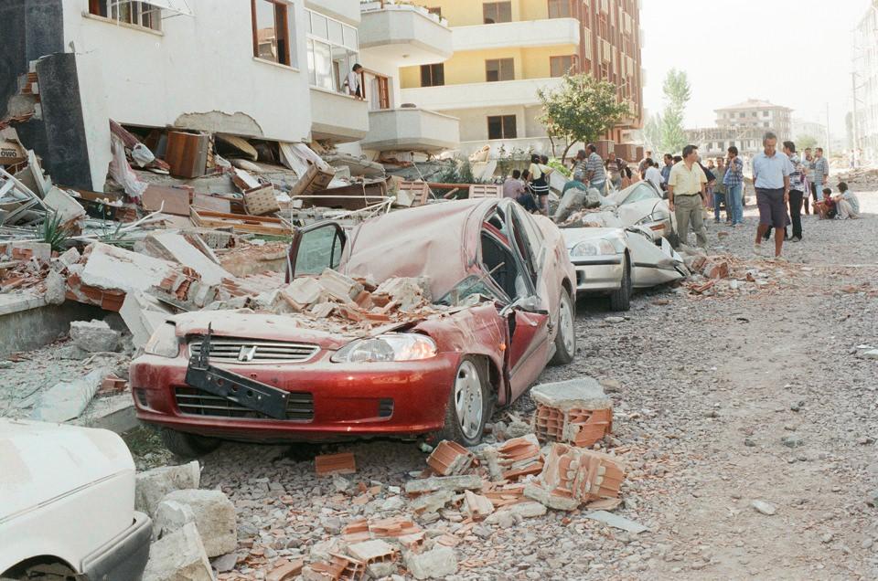 <p>Dünyada 1900 yılından bu yana kaydedilen en büyük deprem, Şili'de 22 Mayıs 1960'ta meydana gelen 9.5 büyüklüğündeki deprem oldu.</p>

<p> </p>

<p><em>Merkez üssü Kocaeli olan Marmara depremi, Yalova'da can ve mal kaybına sebep oldu.</em></p>

<p> </p>
