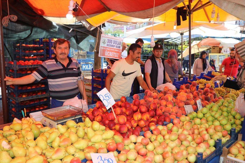 <p>Bolu Manavlar ve Pazarcılar Odası'nca, ülke ekonomisine katkı sağlamak için döviz bozduran vatandaşlara ücretsiz sebze ve meyve veriliyor.</p>
<p> </p>