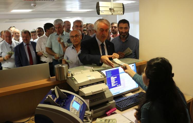 <p>Cumhurbaşkanı Recep Tayyip Erdoğan'ın 'Dövizlerinizi bozdurun' çağrısına, Isparta Ticaret ve Sanayi Odası (ITSO) ile Isparta Ticaret Borsası'ndan (ITB) destek geldi. ITSO Başkanı Şükrü Başdeğirmen ve yönetim kurulu üyeleri, bankaya giderek dolar bozdurdu.</p>
<p> </p>