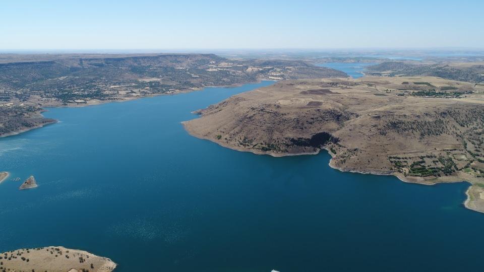 <p>Şanlıurfa'dan Suriye'ye geçen Fırat Nehri, daha sonra ulaştığı Irak'ta yine kendisine paralel akan Dicle Nehri ile "Şattül Arap" denilen bölgede buluştuktan kısa bir süre sonra ise Basra Körfezi'ne dökülüyor. </p>
