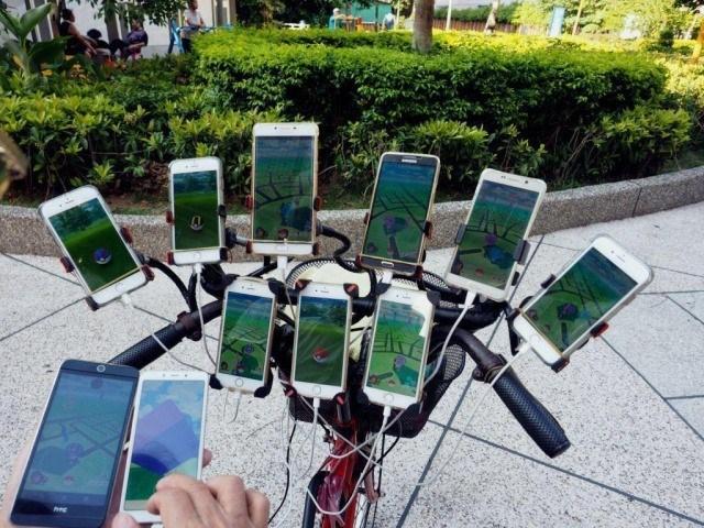 <p>Tayvan'da 11 telefonla  günde 20 saat pokemon go oynayan dede sosyal medyaya yıktı geçti.</p>

<p>Tayvan'da torunununa özenerek bisikletine taktığı 11 telefonla günde 20 saat artırılmış gerçeklik oyunu Pokemon Go oynayan 70 yaşındaki bir kişi, sosyal medyada viral oldu.</p>
