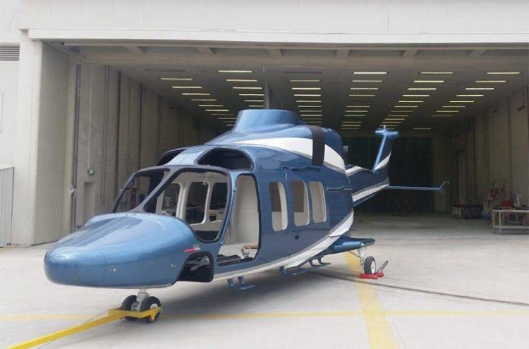 <p>Helikopter prototiplerinden ilki, üretimin tamamlanmasının ardından yer ve uçuş testlerinin yapılacağı tesislere intikal etti. Burada prototip üzerinde yapılacak yoğun sistem ve yer testleri sonrasında uçuş testlerinin başlatılması öngörülüyor.</p>
