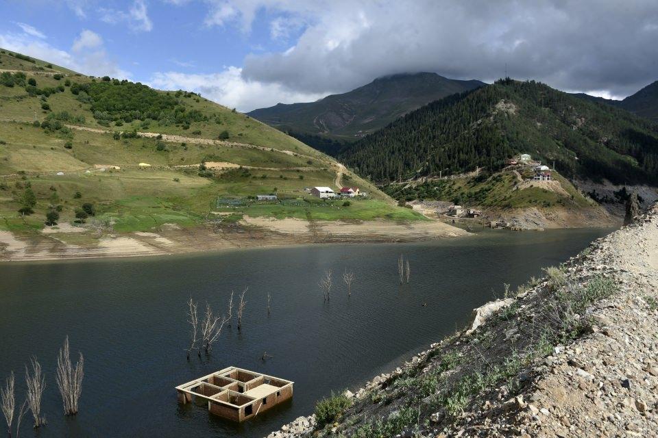<p>Yaklaşık 95 milyon metreküp su depolanan baraj gölünde su seviyesi yaz mevsiminin bu aylarında düşünce Sapmaz köyünün eski yerleşim yeri de günyüzüne çıkıyor.</p>
<p> </p>