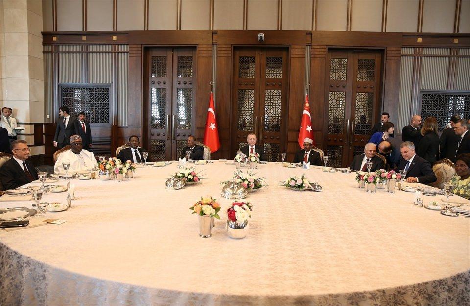<p>Türkiye Cumhurbaşkanı ve AK Parti Genel Başkanı Recep Tayyip Erdoğan, partisinin 6. Olağan Büyük Kongresi'ne davetli yabancı devlet temsilcileri onuruna yemek verdi.</p>
