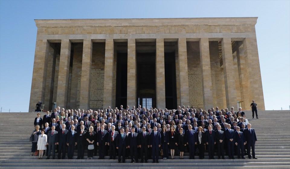 <p>Dışişleri Bakanı Mevlüt Çavuşoğlu, 10. Büyükelçiler Konferansı'nın resmi açılış töreninden önce Türkiye'nin merkez teşkilatında ve dış temsilciliklerinde görevli büyükelçilerle Anıtkabir'i ziyaret etti.</p>

<p> </p>
