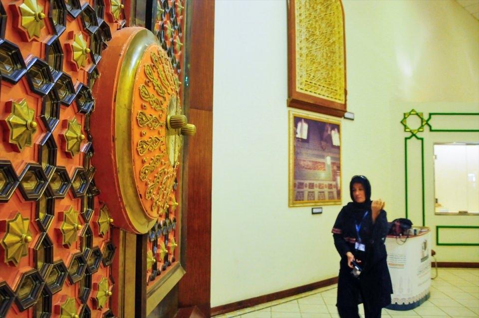 <p>Mekke'de bulunan ve yedi bölümden oluşan sergi salonunda, II. Abdulhamit dönemine ait Kabe'nin kilit ve anahtarı, Kabe içindeki sandık gibi değerli tarihi eserler yer alıyor. </p>
