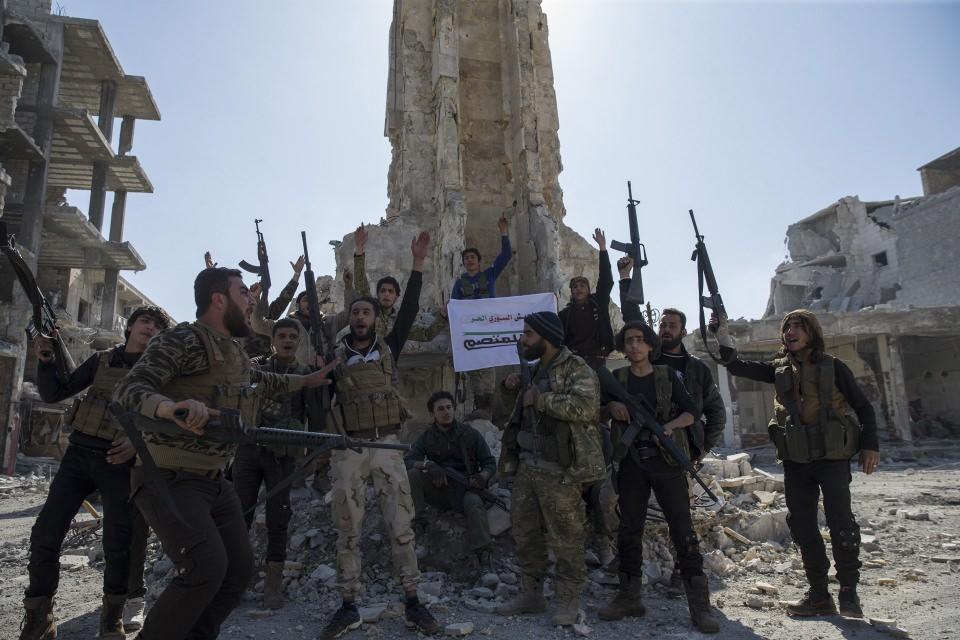 <p>TSK ve ÖSO, 23 Şubat 2017'de Bab'ı kurtararak hem Türkiye topraklarını DEAŞ'ın füze menzilinin dışına çıkardı hem de terör örgütü YPG/PKK'nın Fırat Nehri'nin batısı ile doğusundaki işgal alanlarını birleştirerek sınır boyunca hakimiyet kuşağı kurmasının önüne geçti.</p>
<p><em>Muhalifler Bab merkezinde sevinç gösterisinde bulundu. </em></p>
