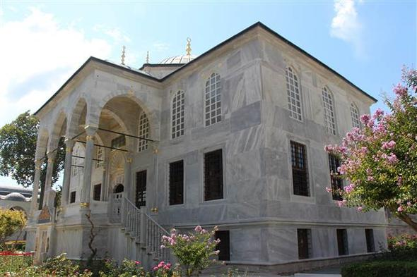 <p>''DOKUNDUĞUMUZ HER YERDE YÜZYILLIK İZLER GÖRÜYORUZ''</p>
<p>Topkapı Sarayı'nın aslında bir tasarım merkezi olduğunu söyleyen Aydemir, ''Burada dokunduğumuz her yerde yüzyıllık katmanları, izleri görüyoruz. Bu, restorasyon sürecini de doğrudan etkileyen bir faktör. Burada geçmişten gelen bu izleri müdürlük olarak koruyarak sürdürüyoruz. Saray yapılarında çok ciddi bir bilgi birikimi var. Bu bilgileri okumak, paylaşmak duygusal anlamda da bir mimar için çok onur verici bir duygu. Saray yapıları, uygarlığın en önemli katmanlarının izlerini, eserlerini taşıyor. Düşünün çinileriyle, yazılarıyla, kullanılan renkli taş ve mermerleriyle o kadar zengin bir yapı ki, sadece bir tarihi barındırmakla kalmıyor, bugünün biz mimar ve restoratörlerine de ışık tutuyor, ilham veriyor. Saray bu anlamda da bir yapının ötesinde bizim için de çok ciddi bilgileri barındırıyor'' diye konuştu.</p>