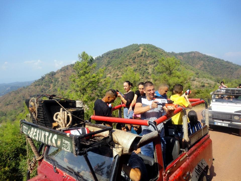 <p>Hatta çift şeritli Marmaris-Datça karayolu bile tıkandı. Bayram tatilinin ikinci günüyle birlikte yoğunluk arttı" dedi.</p>
<p> </p>