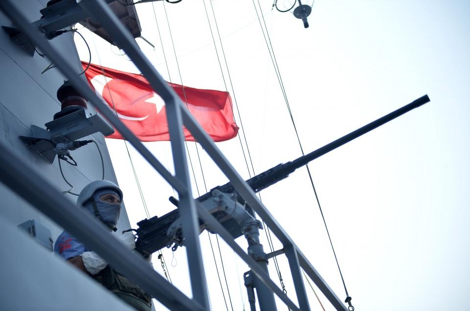 <p>İskele gözcüsü olarak görev yapan asker de yaptıkları görevin büyük bir anlam taşıdığını belirterek, mavi sularda hem vatanı hem de Türk bayrağını temsil ettiklerini söyledi.</p>
<p> </p>