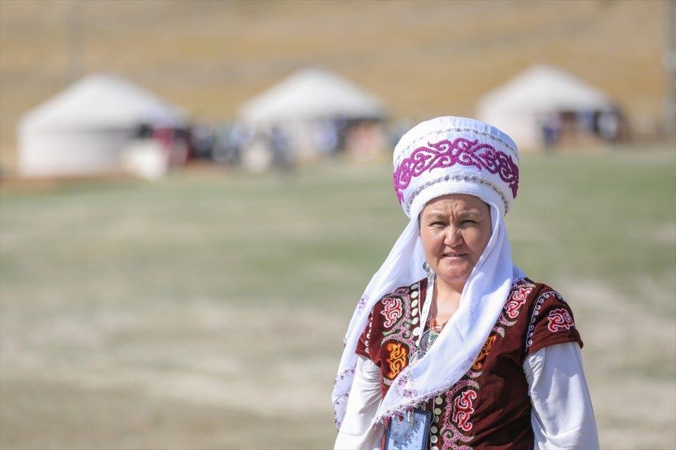 <p>Programa katılan bazı Kırgız kadınlar, gençler ve çocuklar, giydikleri yöresel kıyafetlerle törene renk kattı.</p>