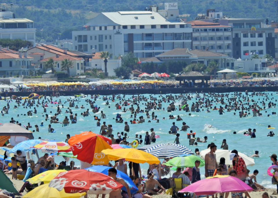 <p><strong>"Kendimi Maldivler’de hissediyorum”</strong></p>
<p>Yine Almanya’dan ailesiyle birlikte Çeşme’de tatil yapan Semra Çakır da şöyle konuştu:</p>