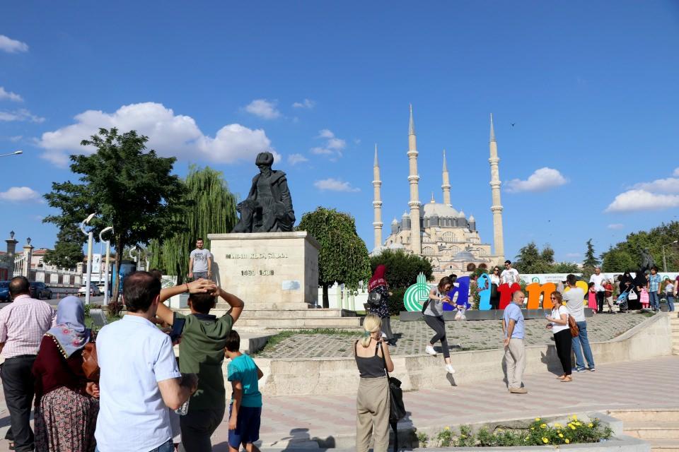 <p>Selimiye'nin inanç turizminin merkezi olduğunu belirten Serenli, "Camimiz hem yurt içi hem de yurt dışından çok sayıda ziyaretçi alıyor ancak bayram dolayısıyla bu sayı daha da arttı. Bu dönemde gurbetçilerimiz yaşadıkları ülkeye dönerken camimizi ziyaret edip memlekete veda ettiler. 24 saat bu yoğunluk devam ediyor. Her yaş grubundan ziyaretçimiz var. Çocuklar, büyükler, orta yaşlılar herkes Selimiye'de. Selimiye'deki turizm hareketliliği kente de ekonomik anlamda katkı sağlıyor." diye konuştu.</p>
<p> </p>