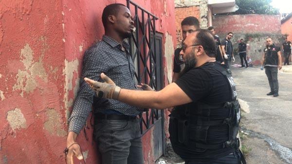 <p>Polis ile şüpheli kadın arasında kısa süreli kovalamaca da yaşandı. </p>