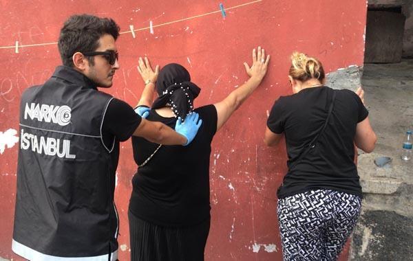 <p>İstanbul’da narkotimlerinin peşinde olduğu “uyuşturucu madde ticareti” suçundan aranan ve cezaevi firarisi olan 57 yaşındaki “Nene” lakaplı torbacı kadın, operasyonda kıskıvrak yakalanarak gözaltına alındı. Kadının yapılan üst aramasında eteğinden çok miktarda “skunk” diye tabir edilen uyuşturucu madde ele geçirildi.</p>