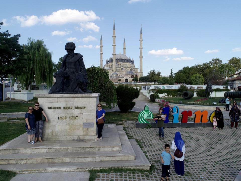 <p>Mimar Sinan'ın ustalık eseri ve UNESCO Dünya Kültür Mirası Listesi'nde yer alan Selimiye Camisi, bayram tatilinde ilgi odağı oldu. Çeşitli illerden gelen vatandaşlar, yurt dışında yaşayan Türkler ve yabancı turistler mimari şaheseri ziyaret etti.</p>

<p> </p>
