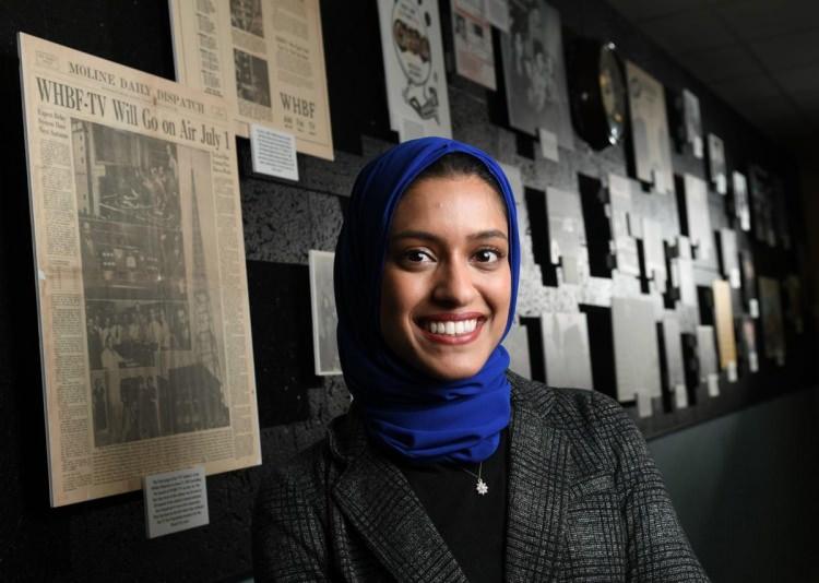 <p>ABD'de Müslümanlar aleyhine oluşan algıyı bitirmek için meslek olarak gazeteciliği tercih eden Tahera Rahman, ABD'nin ilk başörtülü haber spikeri oldu.</p>
