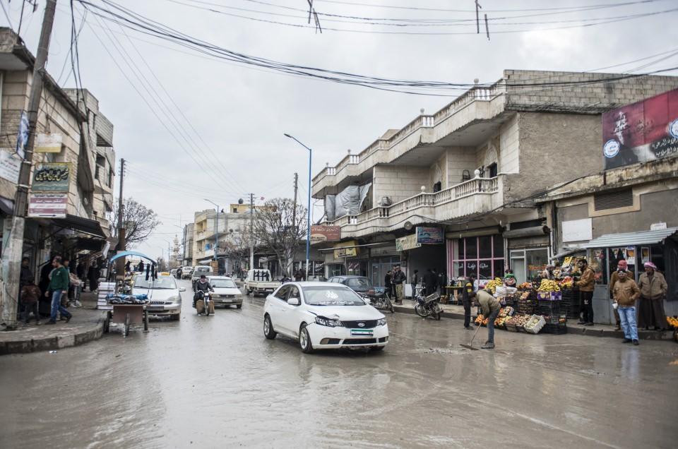 <p><strong>Yüzden fazla cami onarıldı, 500 din görevlisi işinin başına döndü</strong></p>
<p>Türkiye Diyanet Vakfı (TDV), harekatın tamamlanmasının akabinde bölgedeki camilerin onarımı için çalışmalara başladı. Bölgede, şu ana kadar 108 caminin tadilatı yapıldı, kalan 160'ının tadilatı sürüyor.</p>
<p>Bu arada, yaklaşık 500 imam, müezzin ve Kur'an-ı Kerim öğreticisi eğitimler verilerek camilerde göreve başladı.</p>
<p><em>Harekatın simgesi haline gelen Cerablus, birçok Anadolu iline ait çarşı pazarları aratmayan bir görüntüye kavuştu. </em></p>