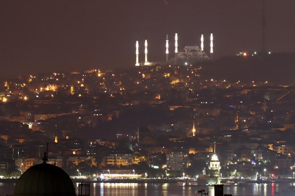 <p>Yapımına 29 Mart 2013 tarihinde başlanan ve inşası büyük ölçüde tamamlanan Çamlıca Camii'nin minareleri aydınlatıldı. Şehrin uzak noktalarından da rahatlıkla görülebilmesi için 'üç boyutlu aydınlatma sistemi' ile aydınlatılan minareler, İstanbul'un gece silüetine yeni bir boyut kazandırdı.</p>
