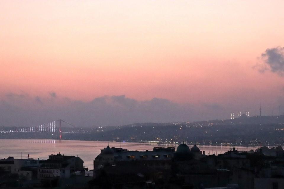 <p> Bu kapsamda, daha önce 'üç boyutlu aydınlatma sistemi' ile aydınlatılacağı açıklanan caminin, ilk olarak minareleri aydınlatıldı. </p>