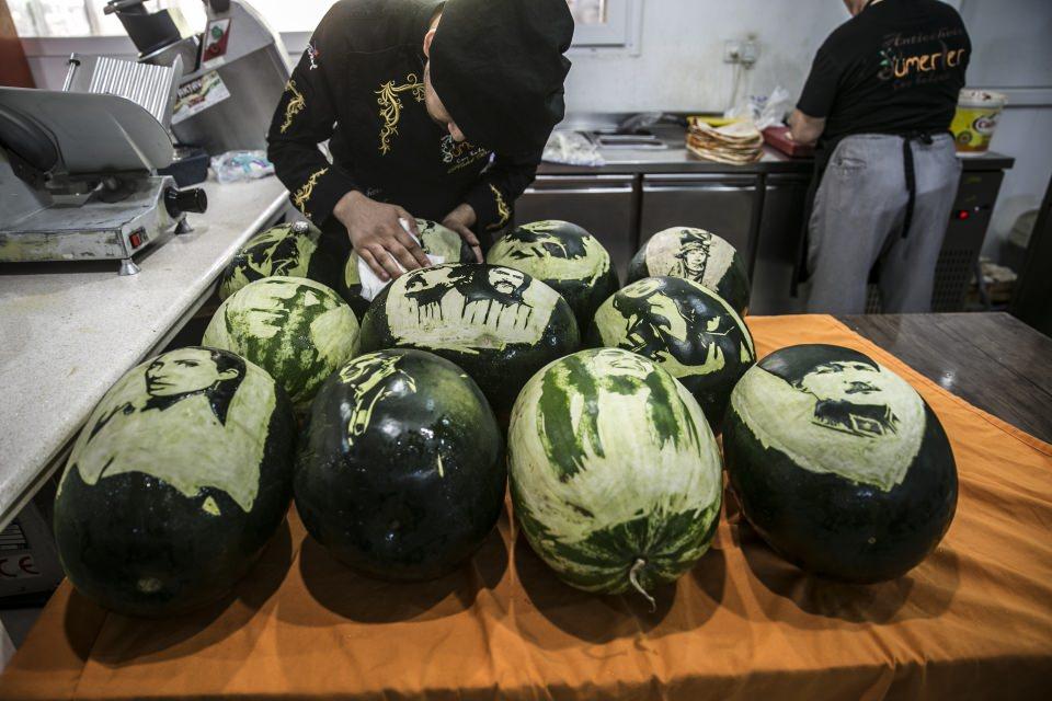 <p>UNESCO tarafından gastronomi alanında "Yaratıcı Şehirler Ağı"na dahil edilen Hatay'da bir aşçı, ince dokunuşlarla karpuz üzerine ünlülerin resimlerini yapıyor.</p>