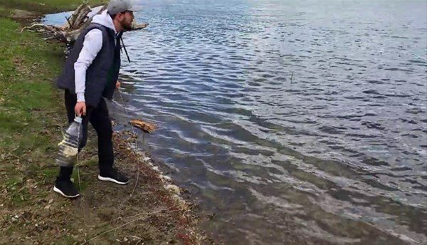 <p>Plastik şişe, ip ve kürdan kullanarak küçük balıkları avlamak için tuzak yapmanız mümkün.<br />
İşte aşamaları...</p>
