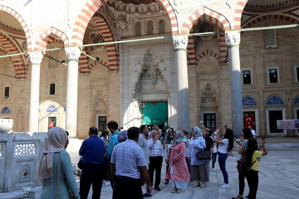 <p>Selimiye Camisi'ni "müthiş güzellikte ve mimaride" diye tanımlayan Kasım Sezer de "Daha önce gelmiştim ama her geldiğimde Selimiye'yi görmeden, burada ibadet etmeden Edirne'den ayrılmam. Rabb'im burayı yapanlardan ve yaptıranlardan razı olsun." şeklinde konuştu.</p>
<p> </p>