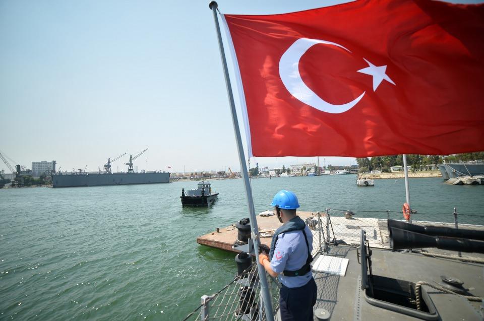 <p>Yüce Türk milletinin şanlı bayrağını denizlerde dalgalandırmak bizim için bir şereftir. Böyle özel ve önemli günlerde ailemizden uzakta olmak hüzün verse de gurur ve onur bizim için ayrı bir yükümlülüktür." şeklinde konuştu.</p>