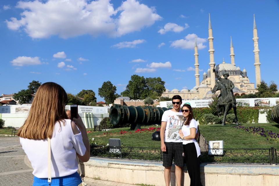 <p><strong>"Müthiş güzellikte ve mimaride"</strong></p>
<p>İstanbul'dan gelen Aziz Yurt da Selimiye Camisi'ni yıllardır merak ettiğini, ziyaret etmenin bu yıl nasip olduğunu ifade etti.</p>