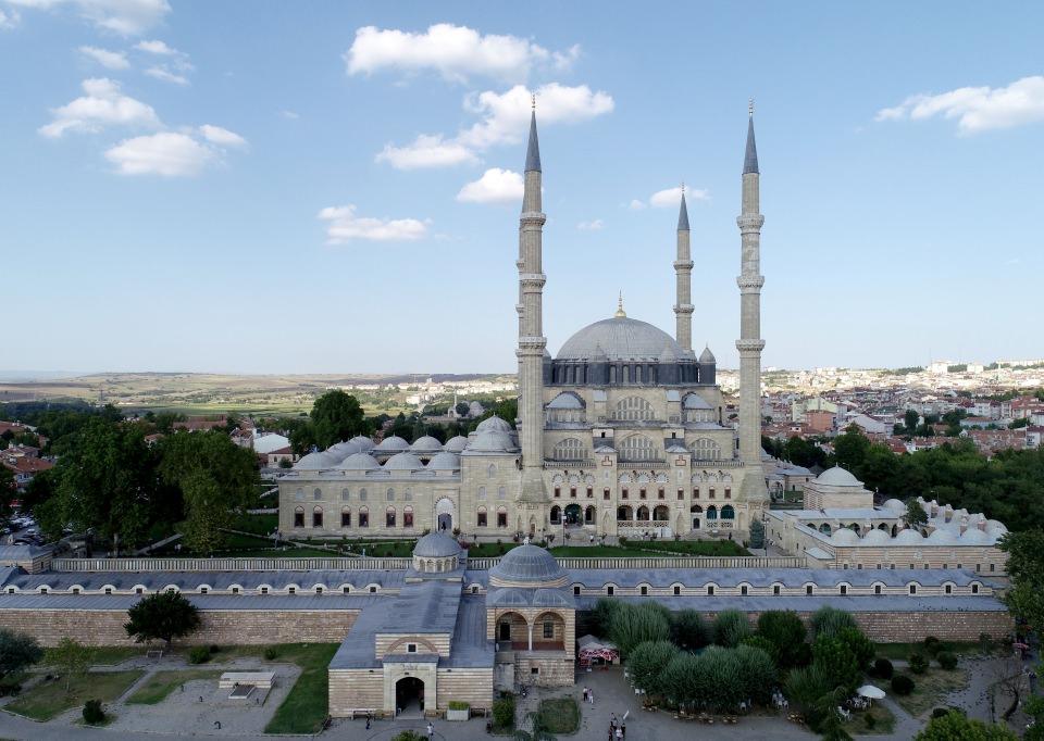 <p>Kurban Bayramı tatilinde Edirne'ye gelen yerli ve yabancı turistler, Selimiye Camisi'ne yoğun ilgi gösterdi. </p>
