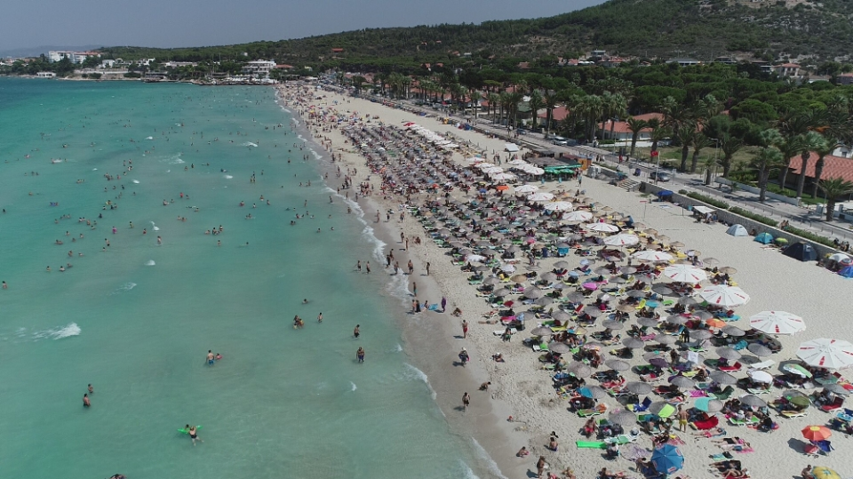<p>9 günlük Kurban Bayramı tatili, yaz ayların tatilci akınına uğrayan İzmir Çeşme’yi doldurdu. Yurt içi ve yurt dışından gelen turistlerin yanı sıra İzmirli vatandaşlar da tatil için Çeşme’yi tercih etti. Oteller ve pansiyonlarda yüzde 100 doluluğa ulaşılırken, günü birlik tatilcilerin adresi de Çeşme oldu. Ilıca’daki halk plajında drone ile yapılan çekimler ise renkli bir görüntü oluşturdu.</p>
<p> </p>