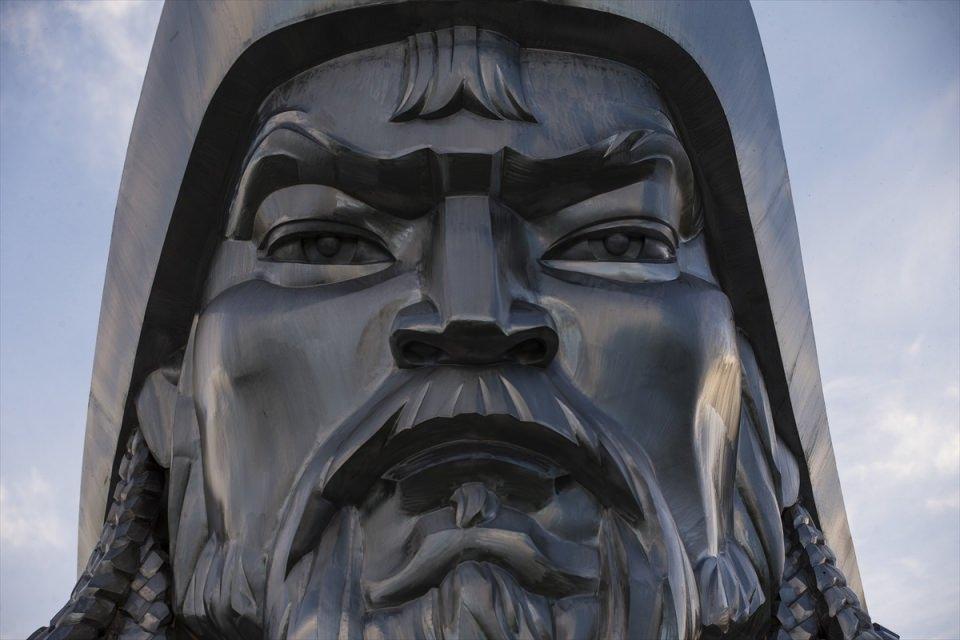 <p>Moğolistan'ın başkenti Ulanbatur'a bir saat uzaklıkta Tsonjin-Boldog bölgesinde yer alan, 40 metre boyundaki dev Cengiz Han Heykeli ziyaretçilerin ilgisini çekiyor.</p>

<p> </p>

