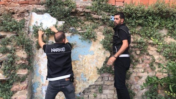 <p>Bu kapsamda İstanbul Narkotik Suçlarla Mücadele Şube Müdürlüğü’ne bağlı Sokak Suçları ve Narkotim Büro Amirliği ekipleri, sahada devam eden faaliyetlerine bir yenisini daha ekledi.</p>