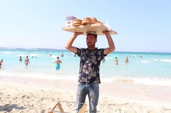 <p><strong>Simitçiler kalabalıktan memnun</strong><br />
<br />
Çeşme’nin turist yoğunluğu, esnafı da memnun ediyor. Sahil boyunda simit satan Hakkı Bulut, çifte bayram yaşadığını söyleyerek, “Bugün ekip olarak 2 bin, tek başıma 500 adet simit sattım. Devamı da geliyor. Öğlen saatlerinden akşam 18.00'a kadar burada simit satıyorum. Kalabalıktan şikayet etmiyorum. İş olduğu zaman halimizden memnununuz. Önemli olan evimize ekmek götürebilmek. Para kazanmak kolay değil. Bu yüzden bayramda da çalışıyoruz” şeklinde konuştu.</p>