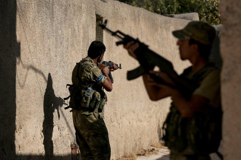 <p><strong>Yerinden edilenlerin ev sahipliğini üstlendi</strong></p>

<p>Fırat Kalkanı bölgesi, son 2 yılda ülkenin en güvenilir ve huzurlu alanı olduğu için çok sayıda göç aldı. </p>

<p><em>AA ekibi, bu köylerin arasında yer alan Cerablus'un güneyindeki Amarne'yi, terör örgütü PKK/PYD unsurlarından kurtarılmasının hemen ardından görüntüledi.</em></p>
