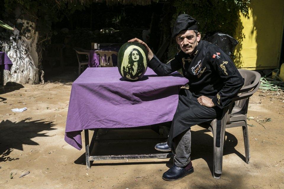 <p>Aşçı Halil Bozkurt, AA muhabirine yaptığı açıklamada, karpuzu resme dönüştürmekten büyük keyif aldığını söyledi.</p>

<p> </p>
