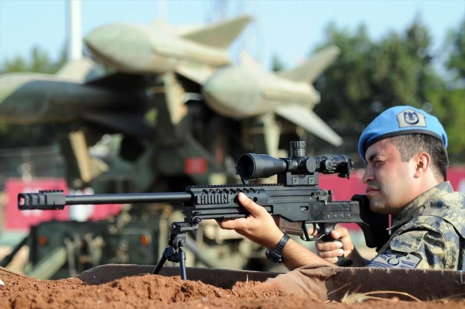 <p>Hava Piyade Uzman Çavuş Hasan Bolatoğlu da bayramı ailesinden ayrı geçirmenin burukluğunu taşıdığını dile getirerek, yaşadığı duyguları, "Sınırda görev yapmaktan gurur duyuyorum. Başta tüm şehit aileleri olmak üzere, Aydın'da bulunan ailemin, görevi başındaki silah arkadaşlarımın ve Türk milletinin bayramını en içten dileklerimle kutluyorum." sözleriyle dile getirdi.</p>

<p> </p>
