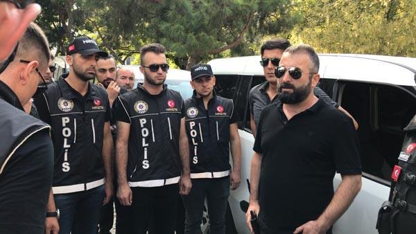 <p>Torbacı kadının yanındaki kızı ve kardeşinin de üst aramaları yapılarak Genel Bilgi Tarama (GBT) sorgusu yapıldı. Kadınların yapılan sorgularında da “uyuşturucu madde ticareti” yapmak suçlarından emniyette kaydı bulunduğu öğrenildi.</p>