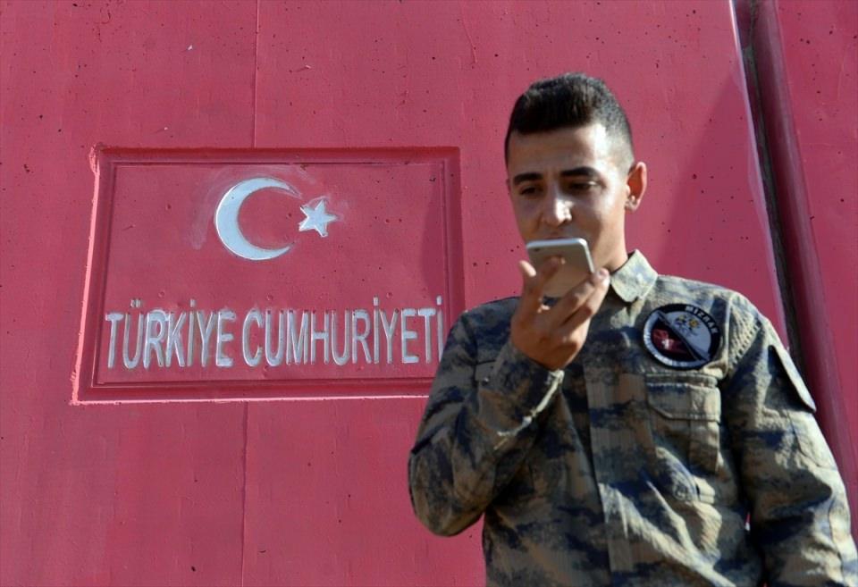 <p>Bölgenin hava sahasını korumak adına verilen görevi 7 gün 24 saat her türlü şartta yerine getirmenin gayreti içerisinde olduklarını ifade eden Yılgın, "Bir yandan Kurban Bayramı'nı ailemizden uzakta geçirmenin burukluğunu yaşarken, diğer taraftan görevimizin başında olmanın gururunu yaşıyoruz. Milletimizin içi rahat olsun, biz burada görevimizin başındayız. Burada olduğumuz sürece rahat bir şekilde yataklarında uyuyabilirler. Bizim görevimiz canımız pahasına bu toprakları korumak." dedi.</p>
<p> </p>