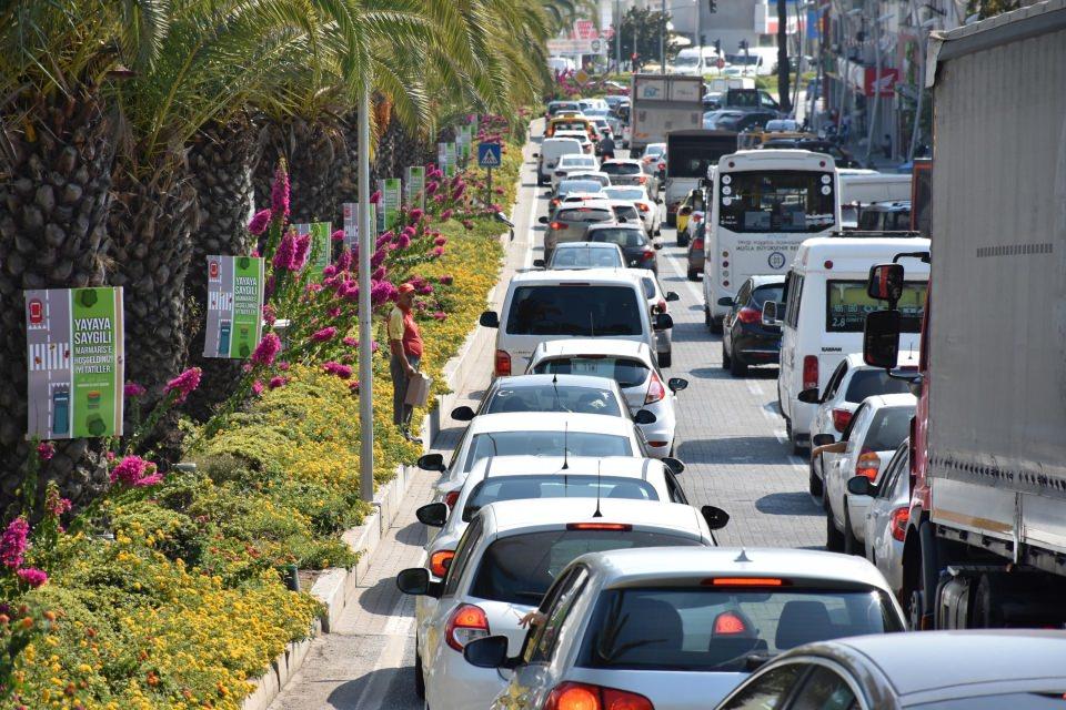 <p>Marmaris, Kurban Bayramı’nda tatilcilerin akınına uğradı. Hafta başından itibaren ilçeye özel araç ve tur otobüsleriyle gelerek kuyruklar oluşturup trafiği kilitleyen tatilciler, konaklama tesislerini doldurdu.</p>
<p> </p>