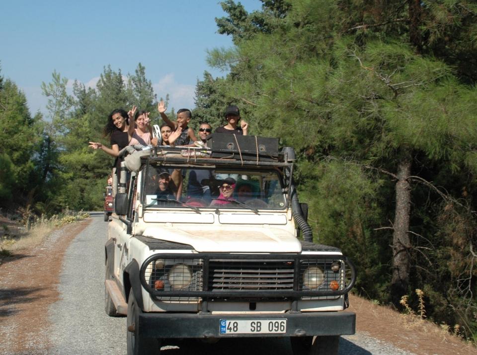 <p>Güney Ege Turistik Otelcileri Birliği (GETOB) Başkanı Bülent Bülbüloğlu, "Birkaç gün önce Marmaris girişinde araç yoğunluğundan bu kalabalığı anladık.</p>
<p> </p>