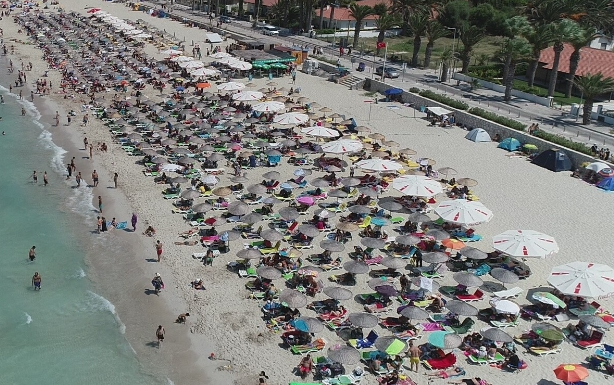 <p>Eskişehir’den Çeşme’ye gelerek ailesiyle birlikte bayram tatili yapan Zafer Bardak, "Buraya bir haftalığına geldik. Her sene Çeşme’ye geliyoruz. Çeşme çok güzel. Buradakiler Çeşme'nin kıymetini bilmeli. Buraları neden belediyeler çalıştırmıyor anlamıyorum. Çeşme gerçekten çok pahalı. Önemli olan halka hizmet" diye konuştu.</p>
<p> </p>