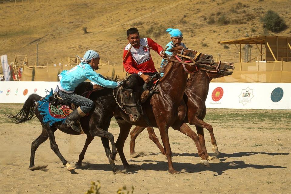 <p>Çarho mevkisindeki 400 dönümlük alanda yapılan kök börü, atlı okçuluk, cirit, güreş müsabakaları, geleneksel oyun etkinlikleri ile Kırgızların gelin-damat toyu yoğun ilgi gördü. </p>
