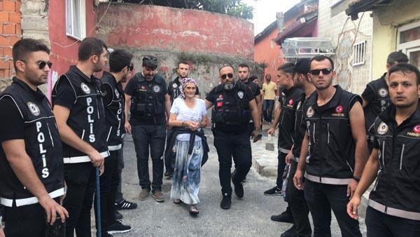 <p>Duvar önünde durdurularak kıskıvrak yakalanan M.K.’nın üst araması yapıldı. Yapılan aramada kadının eteğinin iç cebinde, bez parçasına sarılmış satışa hazır çok miktarda “skunk” diye tabir edilen uyuşturucu madde ele geçirildi. </p>