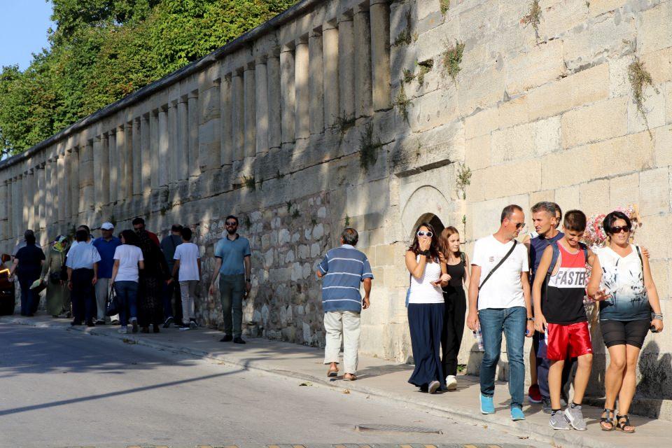 <p>Kars'tan gelen Serhat Ekinci ise bayram tatili dolayısıyla Edirne'de bulunduğunu belirterek, "Selimiye çok güzel bir cami, tarihi güzellikleri açıkça gösteriyor." diye konuştu.</p>
<p> </p>